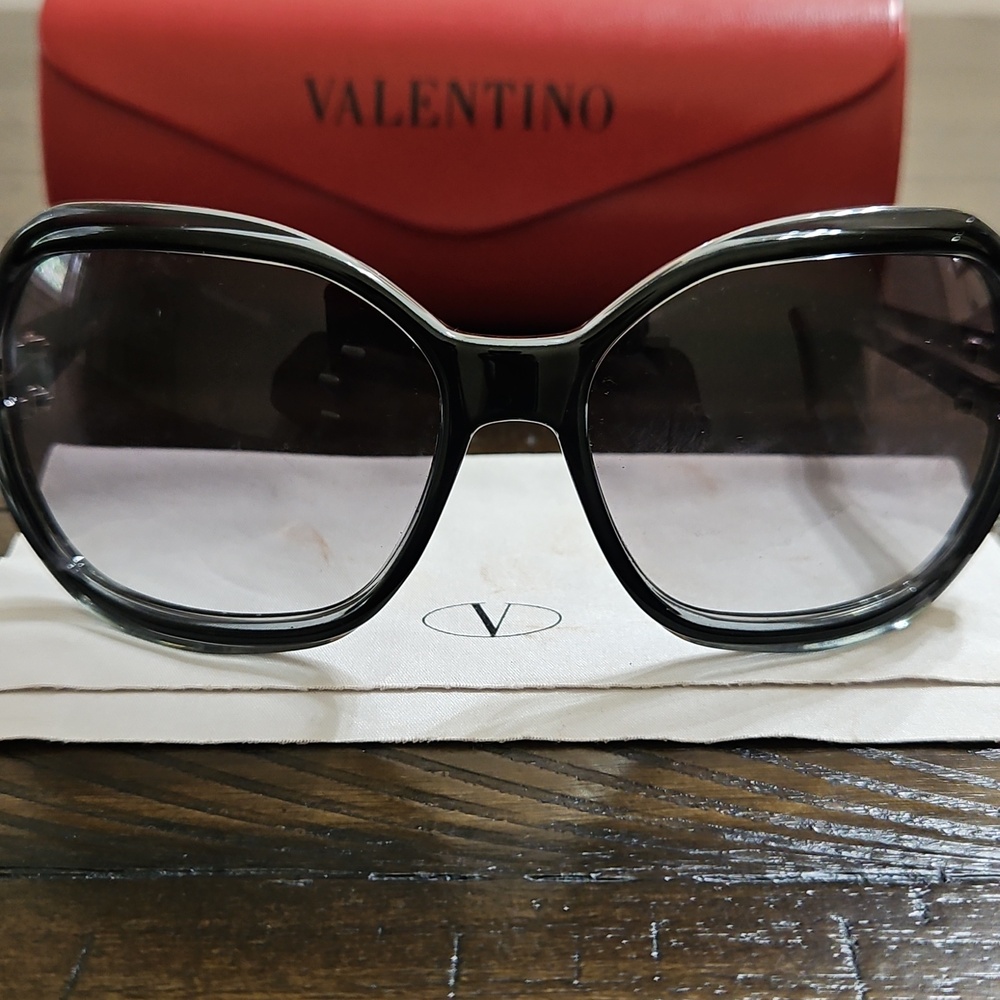 Valentino Black Gradient Oversized Women's Sunglasses with Red Case - Picture 6 of 6